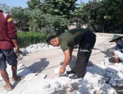 Wujudkan Kemanunggalan TNI Dengan Rakyat,Babinsa Koramil 01/Ngawi Bantu Warga Pasang Paving