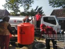 Babinsa Posramil Pitu Dampingi Penyaluran Bantuan Air ke Wilayah Binaan