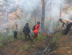 Gerak Cepat Polisi Bersama Perhutani dan Warga Padamkan Kebakaran Lahan di Trenggalek