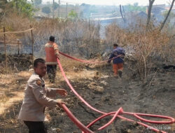 Polsek Benjeng Bantu Petugas Damkar Bersama Warga Padamkan Api Di Lahan Kosong