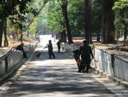 Sambut HUT ke-78 TNI Dan HUT Ke-73 Kodam IV/Diponegoro, Anggota Kodim 0735/Surakarta Kerja Bakti di TMP Kusuma Bakti Jurug