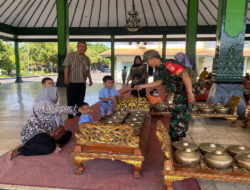 Peduli Terhadap Pendidikan, Babinsa Kepatihan Wetan Berikan Motivasi dan Semangat Belajar Kepada Anak-anak PAUD