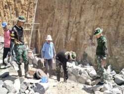 Dibawah Terik Matahari, Satgas TMMD Bersama Warga Tetap Semangat Selesaikan Sasaran Fisik