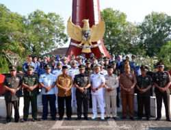 Dalam Rangka HUT TNI Ke-78, Dandim 0801/Pacitan Pimpin Upacara Ziarah Nasional Dan Tabur Bunga