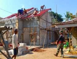 Satgas TMMD Bersama Warga Mulai Garap Pemasangan Atap RTLH Milik Darman