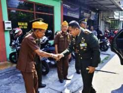 Peringati HUT Ke-78 TNI Dan HUT Ke-73 Kodam IV/Diponegoro, Dandim 0735/Surakarta Anjangsana Dan Berikan Bantuan Paket Sembako Kepada LVRI Kota Surakarta