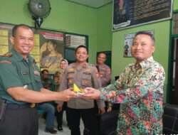 Kapolsek Tambaksari Memberikan Ucapan Selamat HUT Ke -78 TNI Di Mako Koramil Tambaksari