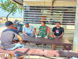 Di Warung Kopi, Babinsa Koramil Geneng Komsos Dengan Warga Binaannya