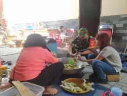 Tanggap Bencana, Babinsa Koramil 05/Pasarkliwon Bantu Dapur Umum Siapkan Makanan Untuk Warga Korban Kebakaran