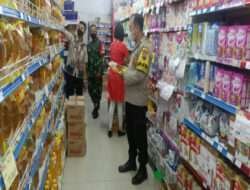 Sambangi Swalayan Luwes Nusukan,Babinsa dan Bhabinkamtibmas Cek Harga Sembako