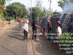 Jaga Kebersihan Lingkungan, Babinsa Margomulyo Kerja Bakti Bersama Warga