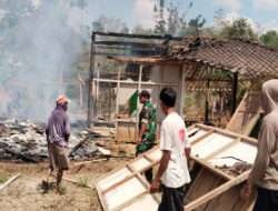 Babinsa Koramil 0801/06 Bandar Bantu Warga Alami Musibah Kebakaran