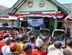 Peringati HUT TNI Ke-78 Kodim 0726/Sukoharjo Berbagi Sembako dengan Para Pengayuh Becak