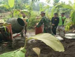 Pererat Silaturahmi dan Kemanunggalan, Babinsa Karangjati dan Masyarakat Kerja Bakti Pengecoran Jalan