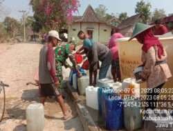 Babinsa Koramil Bringin Bantu Penyaluran Air Bersih Kepada Warga Desa Bringin
