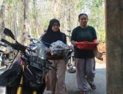 Dengan Sukarela, Warga Kirim Makanan Maupun Minuman Bagi Satgas TMMD
