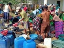 Mengatasi Kekeringan, Polsek dan Babinsa Koramil Tikung Bantu Distribusi Air Bersih