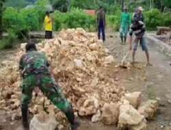 Hadir Di Tengah Masyarakat, Babinsa Koramil 0801/10 Punung Bantu Warga Bangun Rumah