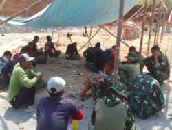 Waktu Istirahat Menjadi Sarana Kedekatan Satgas TMMD dan Warga