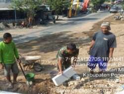 Peduli Kesulitan Warga, Babinsa Kodim 0802/Ponorogo Bantu Perbaiki Saluran Air di Wilayah Desa Binaan