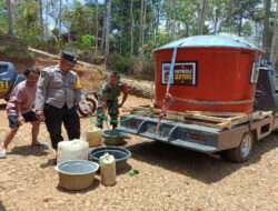 Tangani Dampak El Nino, Polisi di Trenggalek Sulap Mobil Patroli Jadi Gentong Air Bersih Untuk Dibagikan Warga