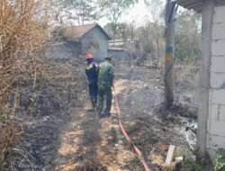 Gerak Cepat Babinsa Cepogo Bantu Padamkan Api