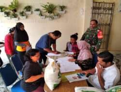 Babinsa Kemlayan Kawal Bantuan Beras Untuk Warga Penerima Bantuan PKH