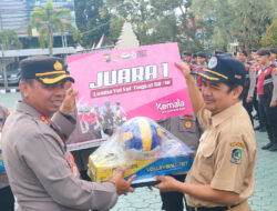 Polresta Banyuwangi Serahkan Hadiah Lomba Yel-Yel dan Lomba Kebersihan Tour of Kemala 2023