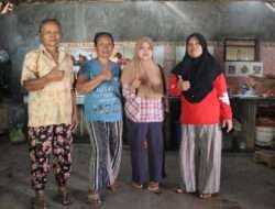 Ini Wanita-Wanita Tangguh Yang Turut Sukseskan TMMD Di Desa Rejosari