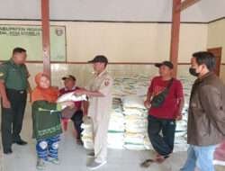 Monitor Giat Wilayah, Babinsa Dampingi Pembagian Bantuan Pangan Beras Tahap II Tahun 2023