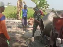 Gunakan Mesin Molen Babinsa dan Warga Genjot Pengerjaan Cor Jalan