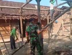 Babinsa Koramil Mantingan Bantu Warga Bongkar Rumah
