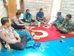 Bangun Kemanunggalan TNI Rakyat, Babinsa Koramil 0801/05 Bandar Komsos Bersama Warga