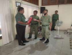Antisipasi Bahaya Kebakaran Babinsa Kelurahan Pajang Laksanakan Pengecekan APAR