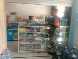 Pastikan Harga Sembako Stabil, Babinsa Sumber Cek Harga Pangan di Warung Kelontong