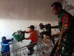 Tanpa Pamrih, Babinsa Kelurahan Jagalan Bantu Bersihkan Puing – puing Rumah Korban Kebakaran