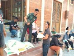 Babinsa Pucangsawit Bantu Pendistribusian Bantuan Pangan Program CBP