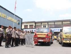 Polres Lamongan Distribusikan 10 Truck Air Bersih Untuk Warga Kedungkumpul