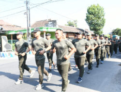 Tetap Sehat dan Bugar, Anggota Kodim 0802/Ponorogo Lakukan Lari Jalanan