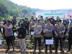 HUT Humas Polri Ke-72, Bidhumas Polda Jatim dan Jajaran Tanam Ribuan Bibit Mangrove Minimalisir Abrasi