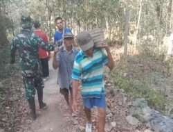Dorong Pertumbuhan Ekonomi Warga, Anggota Koramil 0801/05 Nawangan Karya Bakti Perbaiki Jalan