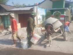 Bersama Warga, Babinsa Punggawan Gotong-royong Membuat Saluran Air