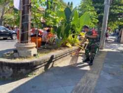Peran Aktif Babinsa Kepatihan Wetan Bersama Petugas DLH Laksanakan Kerja Bakti Pembersihan Lingkungan