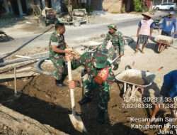 Tingkatkan Kerja Sama dan Gotong Royong, Anggota Kodim 0802/Ponorogo Rehab Mushala Bersama Warga