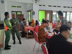 Babinsa Serengan Bantu Pendistribusian Beras Dari Bulog