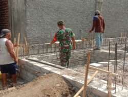 Aktif di Wilayah Desa Binaan, Babinsa Kodim 0802/Ponorogo Bantu Warga Bangun Rumah