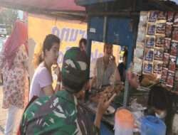 Wisatawan Mancanegara Jadi Target Komsos Babinsa Sudiroprajan di Area Pasar Gede