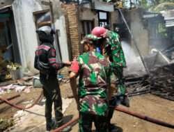 Sigapnya Babinsa Koramil 0806/02 Pogalan Bersama Polsek dan Damkar Trenggalek Padamkan Kebakaran Rumah di Desa Ngulankulon