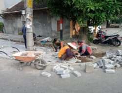 Bantu Pasang Paving Blok, Babinsa Tumbuhkan Semangat Gotong Royong