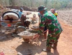 Turun Langsung Bersama Warga, Babinsa Karya Bakti Pembuatan Talud Makam